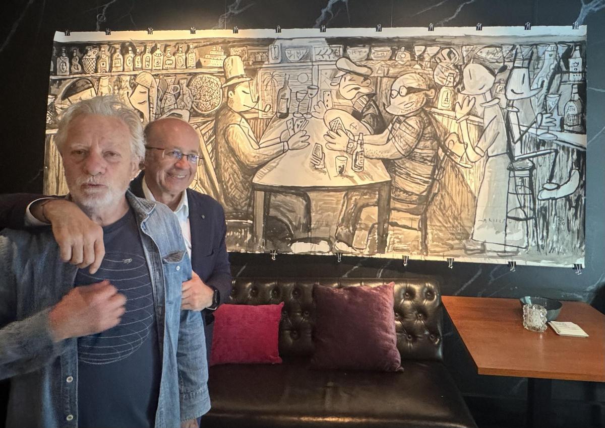 Los dos 'javieres',  frente a la particular versión de 'Los jugadores de cartas' en la que Mariscal se rinde a Cézanne.