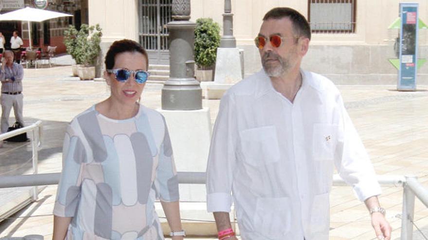 Ana Belén Castejón, ayer con José López camino del Palacio Consistorial.