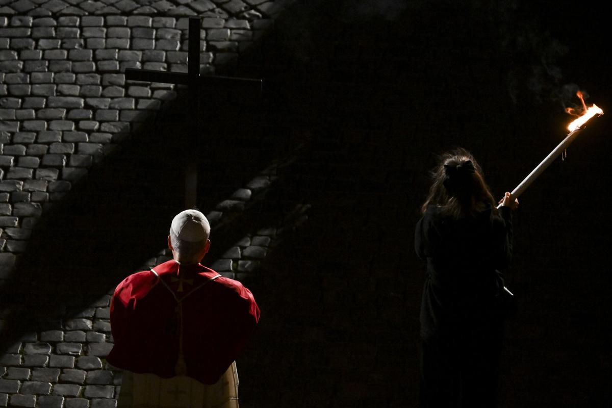 Las imágenes del primer Vía Crucis del pontificado del Papa León XIV.