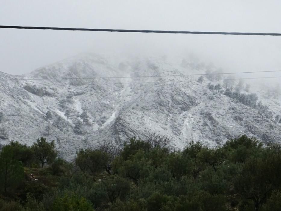 Nieve en las montañas de Castell de Castells, en el interior de la Marina.