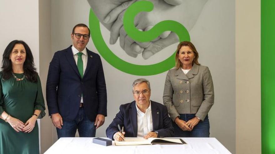 El presidente de la Diputación y cargos de la AECC, ayer. |  FdV