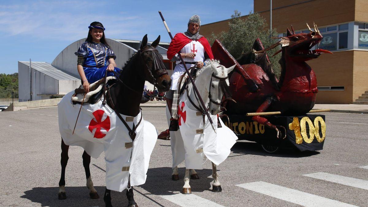 El colegio San Antonio ha realizado esta mañana un desfile con el dragón que llevarán esta tarde en la comitiva de San Jorge.