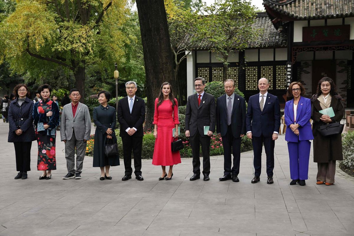 La reina Letizia rinde homenaje a Antonio Machado en el parque de una poeta en Chengdú