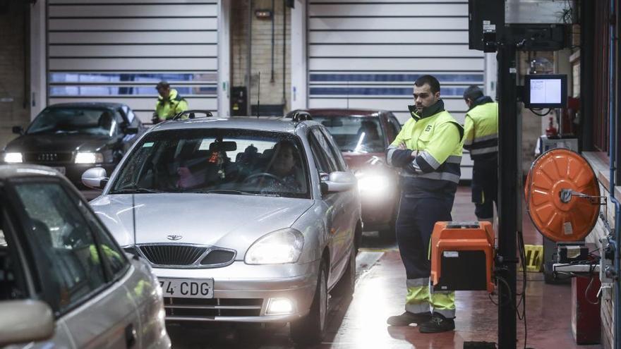 Multan a un coche por no tener la ITV pese a que la había pasado