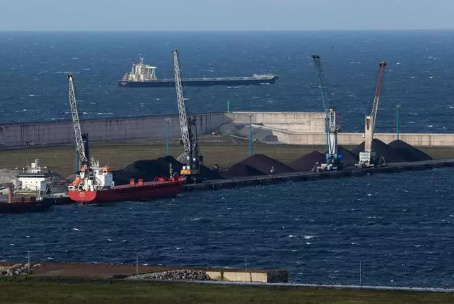 Arcelor desvía barcos a la ampliación de El Musel por el conflicto laboral en Ebhisa