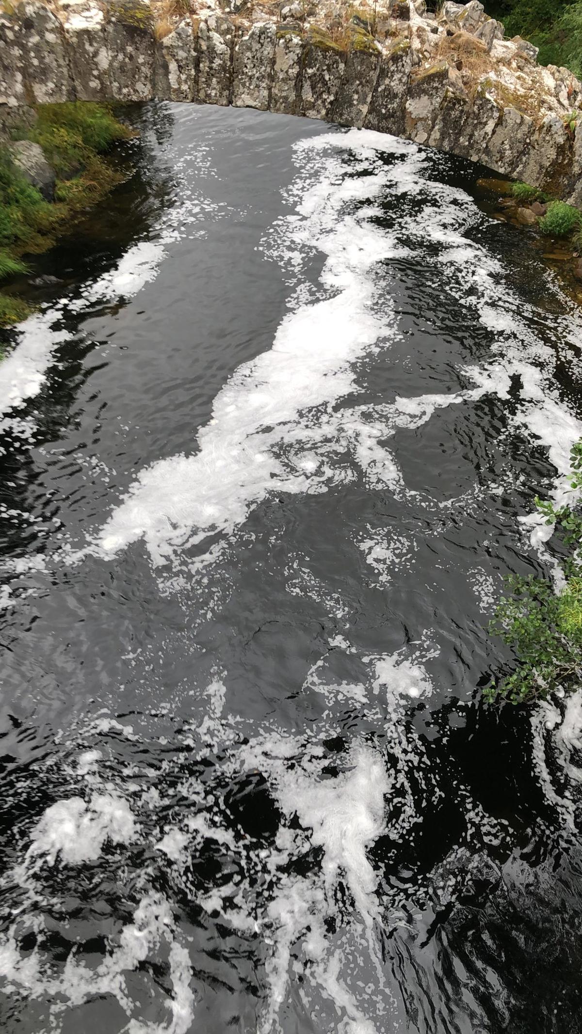 Espuma en el río Deza, en 2021, a su paso por A Carixa, debido a un vertido de la EDAR de Botos.