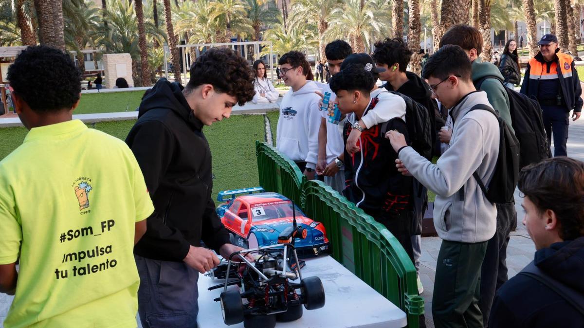 Alumnos durante uno de los talleres con electrónica.