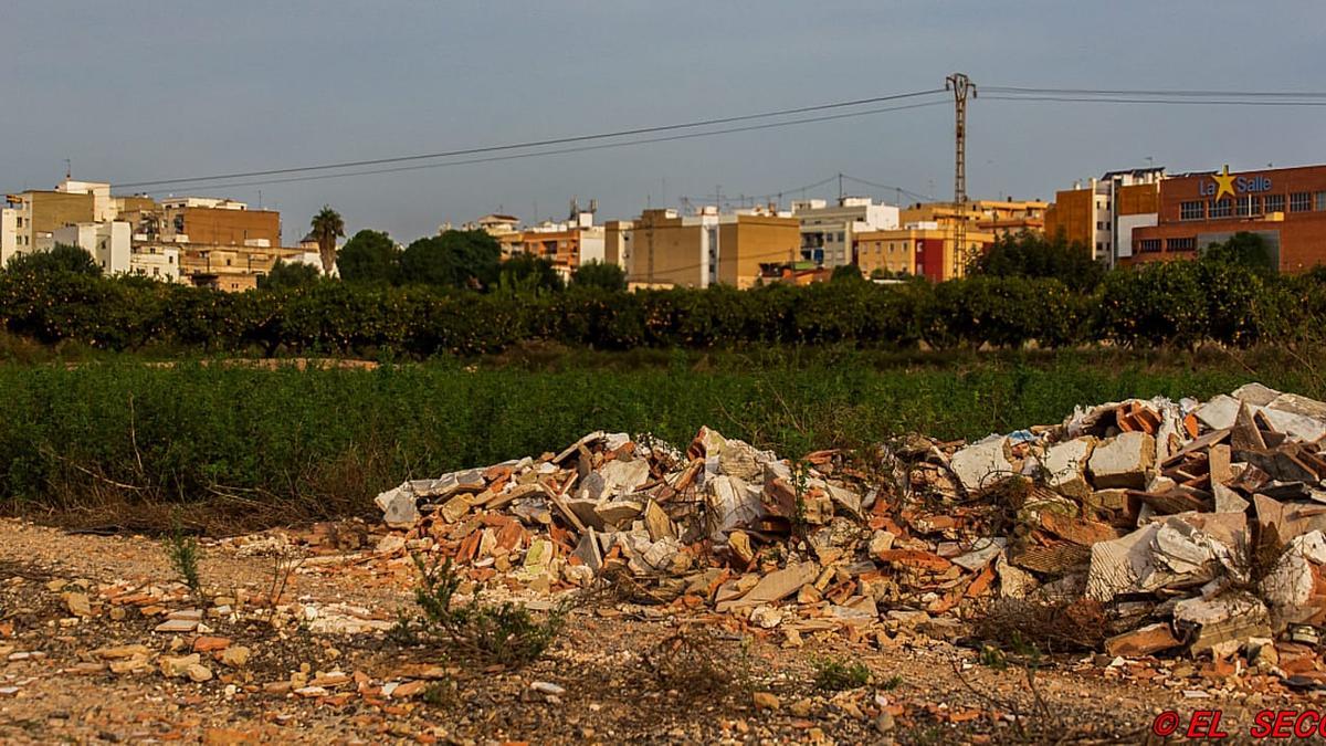 Vertidos en la huerta de Paterna, cerca del núcleo urbano.