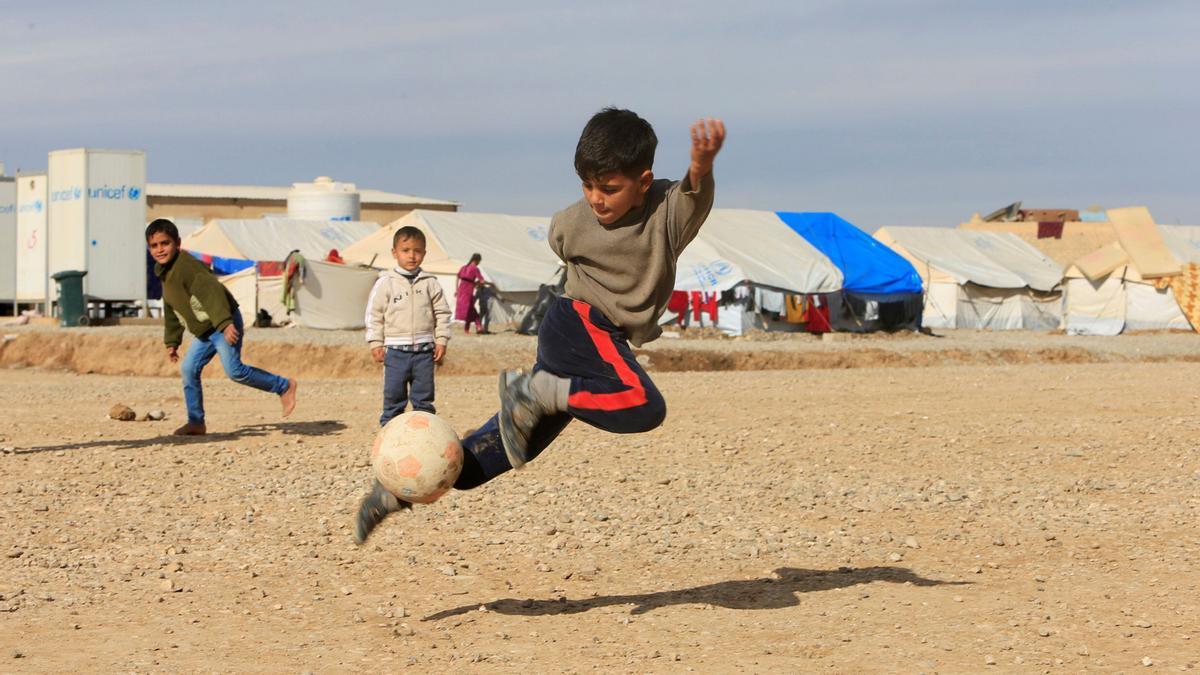 Displaced Iraqi children, who fled the Islamic State stronghold of Mosul, play at Khazer camp, Iraq December 5, 2016. REUTERS/Alaa Al-Marjani