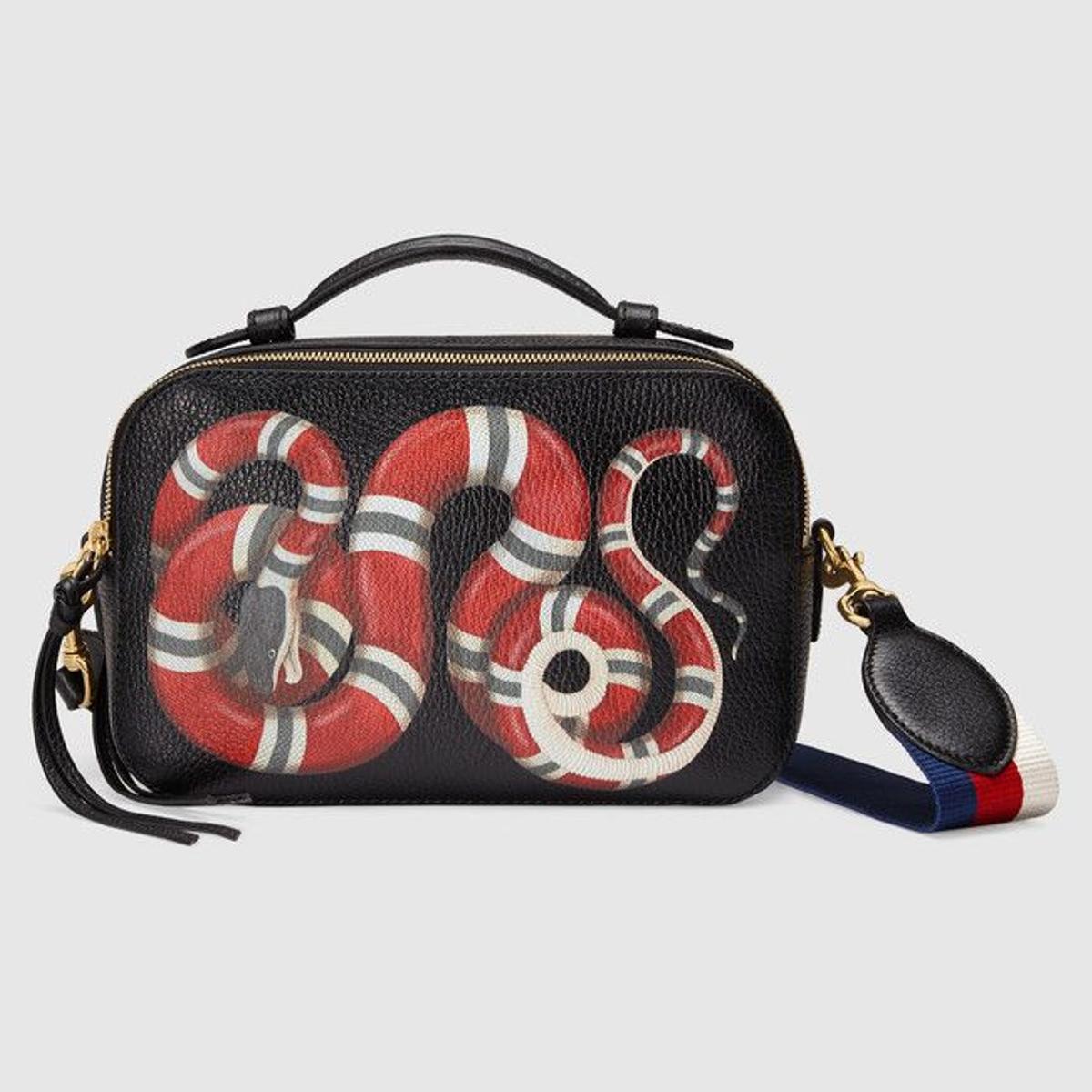 Look Carlota Casiraghi: bolso de piel con estampado de serpiente de Gucci