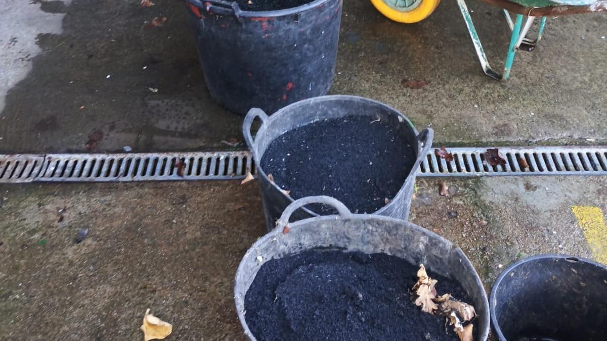 Restos de caucho y fibras recogidas por el Arenal.