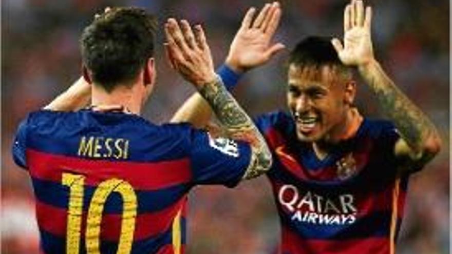 Neymar celebrant un gol amb Messi.