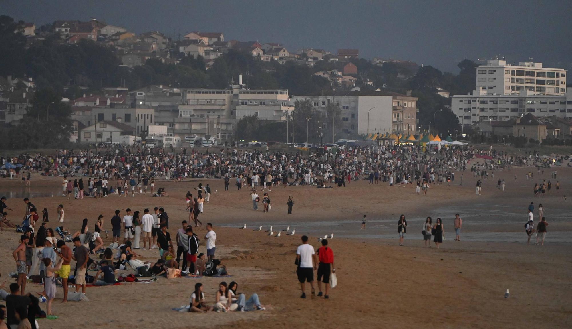 Ambientazo en las playas y plazas llenas para celebrar la noche meiga