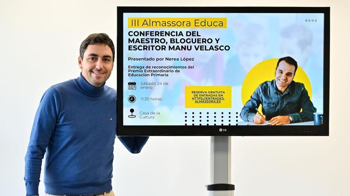 El concejal de Educación de Almassora, Vicente Blay Casino, ha presentado la conferencia de Manu Velasco.