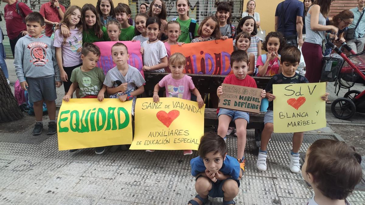 Familias y alumnos durante la protesta este lunes en el colegio Sainz de Varanda.