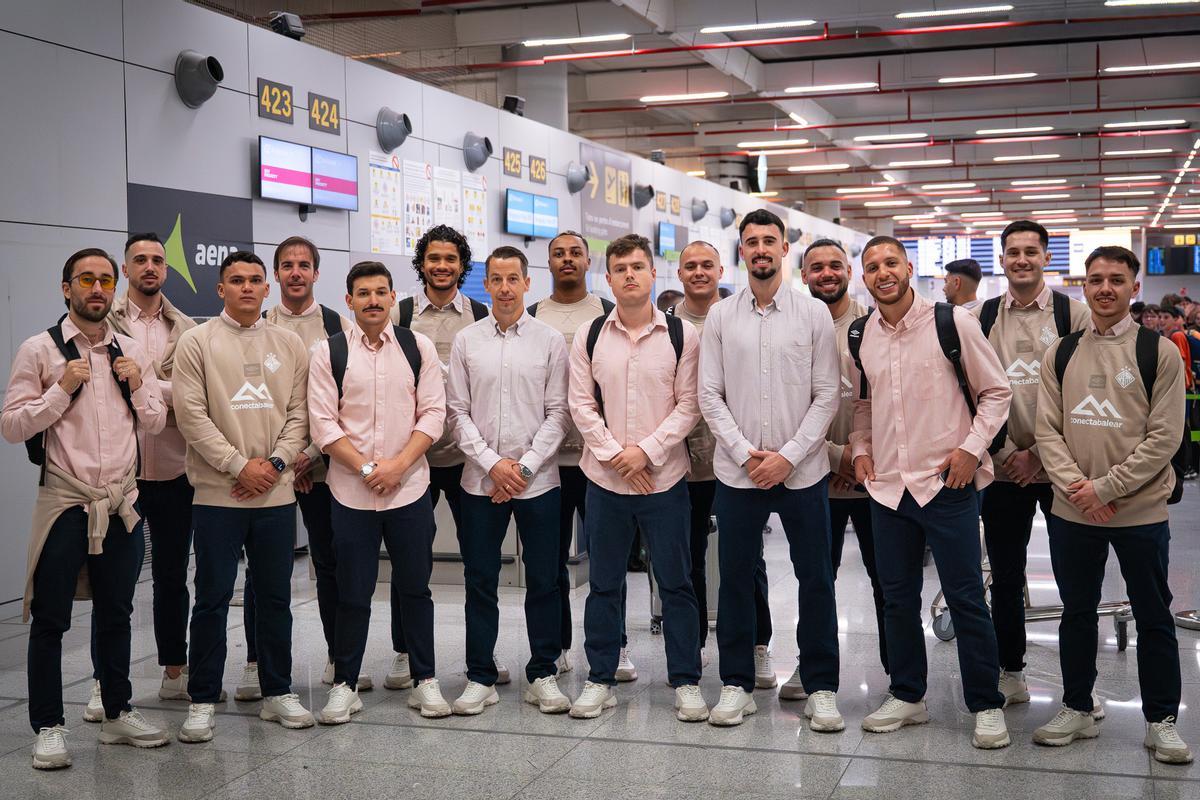 El Illes Balears Palma Futsal posa en el Aeropuerto de Palma.