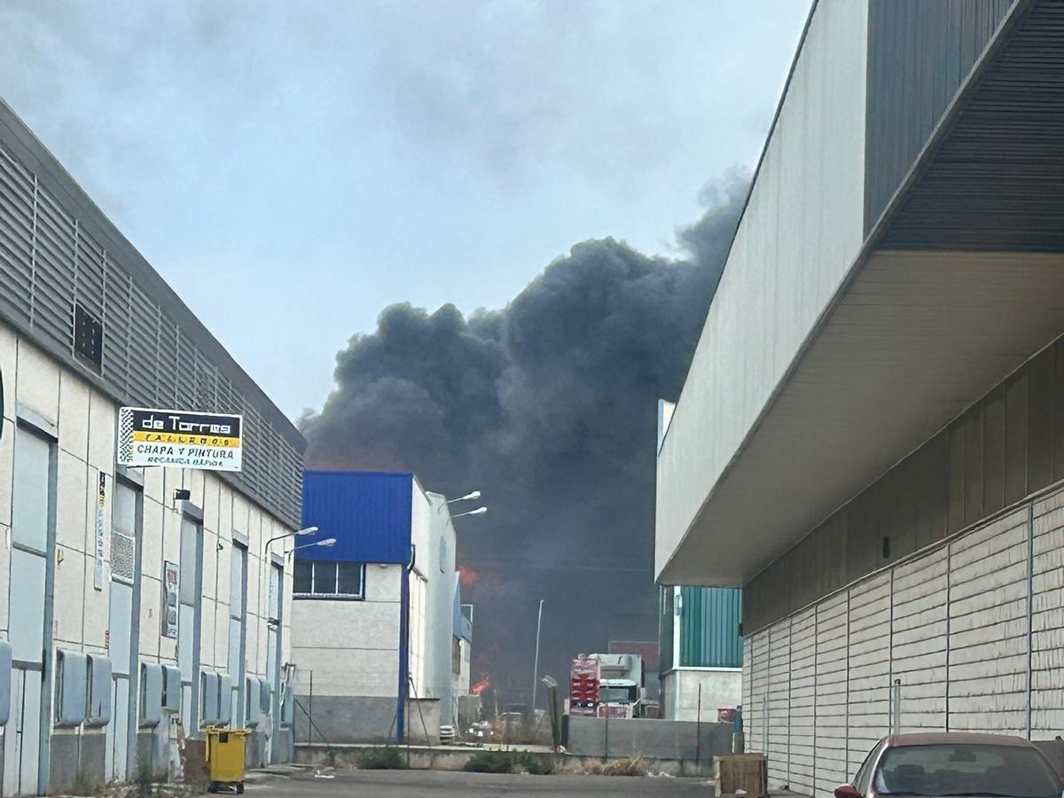 Incendio en una nave del polígono industrial El Prado.