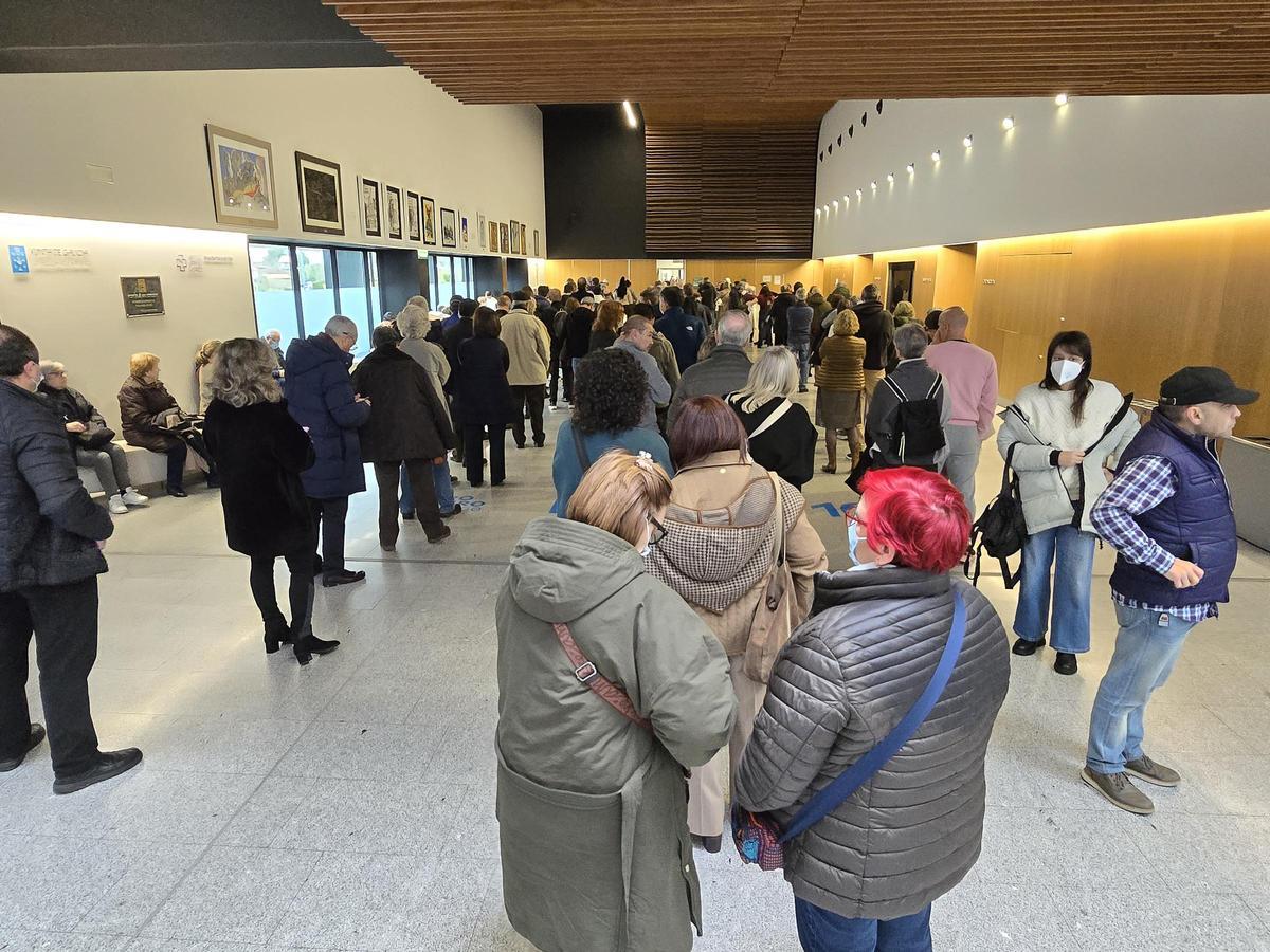 Hasta dos horas de cola en el Cunqueiro para participar en el ensayo clínico frente al Virus Respiratorio Sincitial