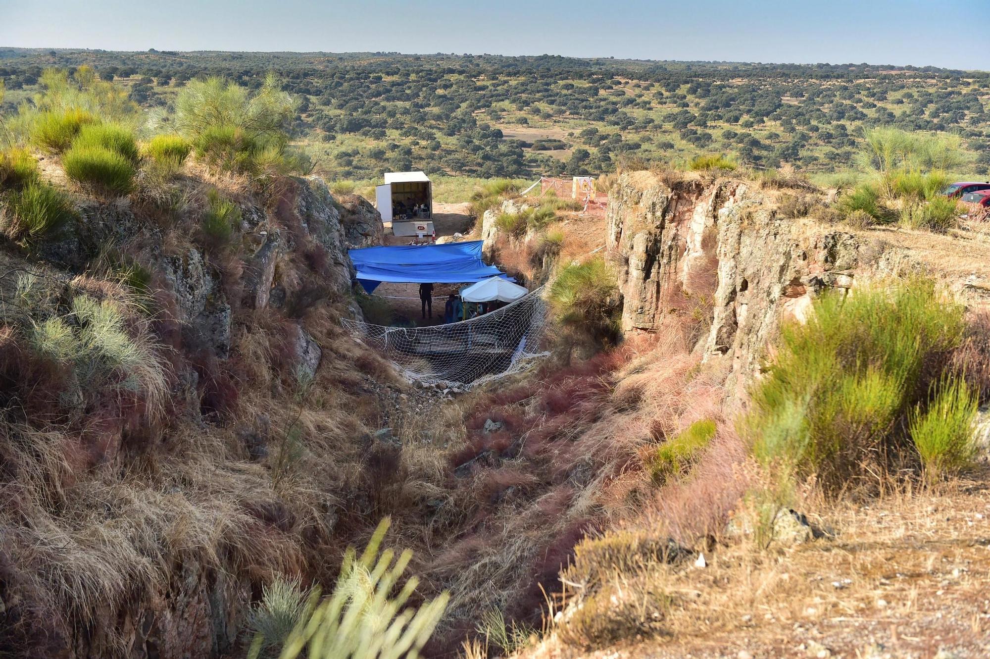 Fotogalería | Así se desarrollan los trabajos de exhumación en la mina La Paloma de Zarza la Mayor
