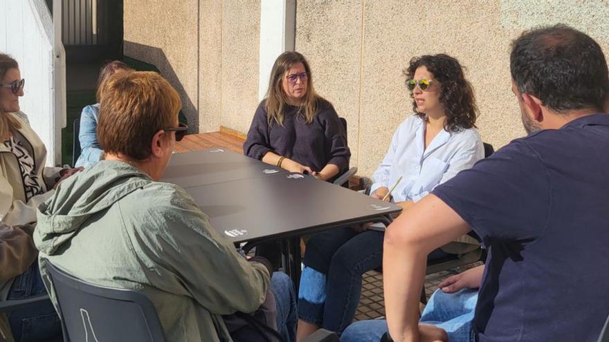 Veira, segunda por la derecha, con trabajadores de Agrela, ayer.  | // L. O.