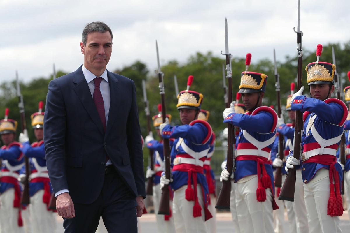 Pedro Sánchez visita a Lula Da Silva en Brasil para buscar inversiones. El presidente, acompañado de Garamendi y varios empresarios, intenta reforzar negocios de las compañías españolas.