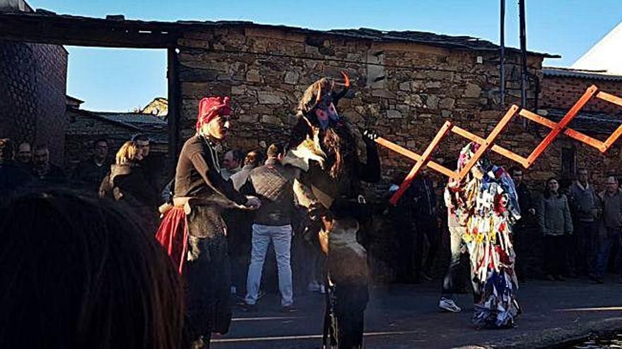 El mascarado maneja la gran tenaza con la que trata de atrapar a los presentes en la plaza de Abejera.