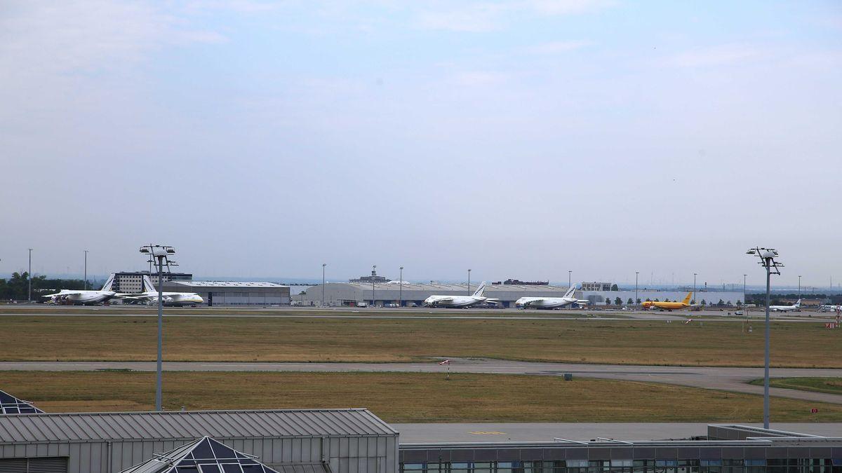 Der Flughafen Leipzig/Halle hat in der Nacht den Flugbetrieb eingestellt, nachdem ein unbekanntes Flugobjekt und zugleich ein verdächtiger Gegenstand gefunden wurden.