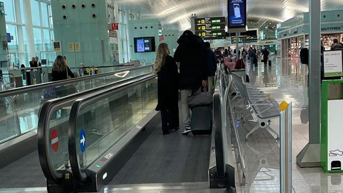 Gerard Piqué y Clara Chía, en el aeropuerto de El Prat