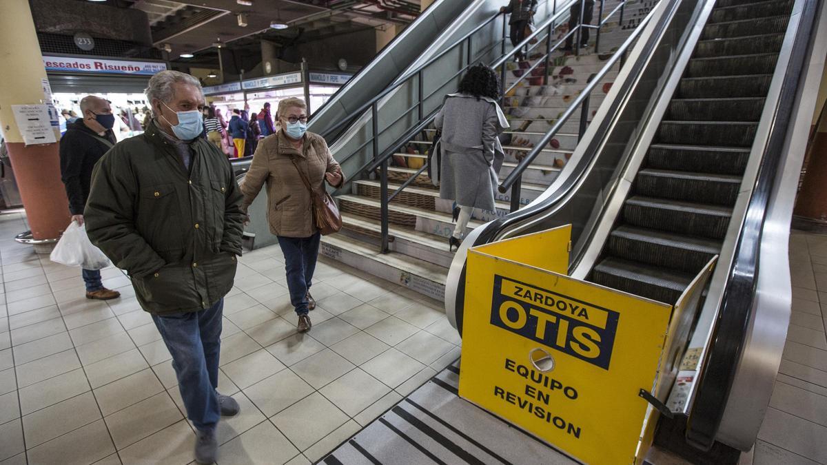 Se vuelve a averiar una escalera en el Mercado Central de Alicante