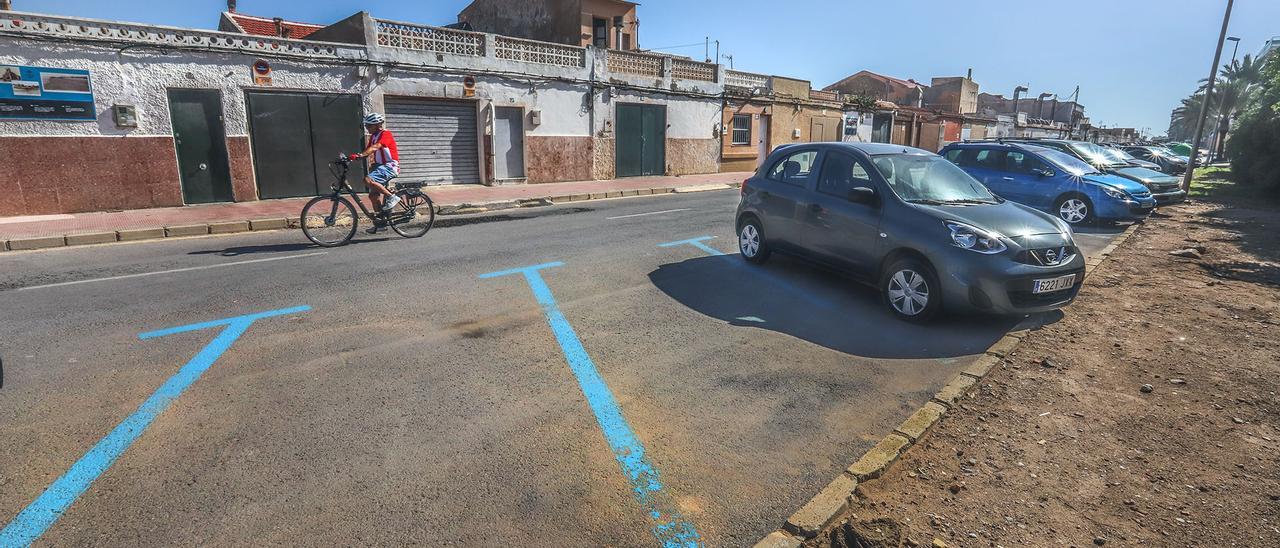 Zona azul en la avenida Ingeniero Codorniu en la playa Babilonia, donde se reducen algunas de las plazas disponibles al pasar parte del vial a dominio público marítimo terrestre