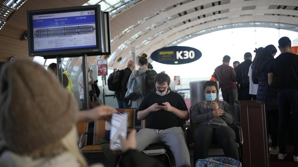 Reisende am Flughafen Charles de Gaulle in Paris.