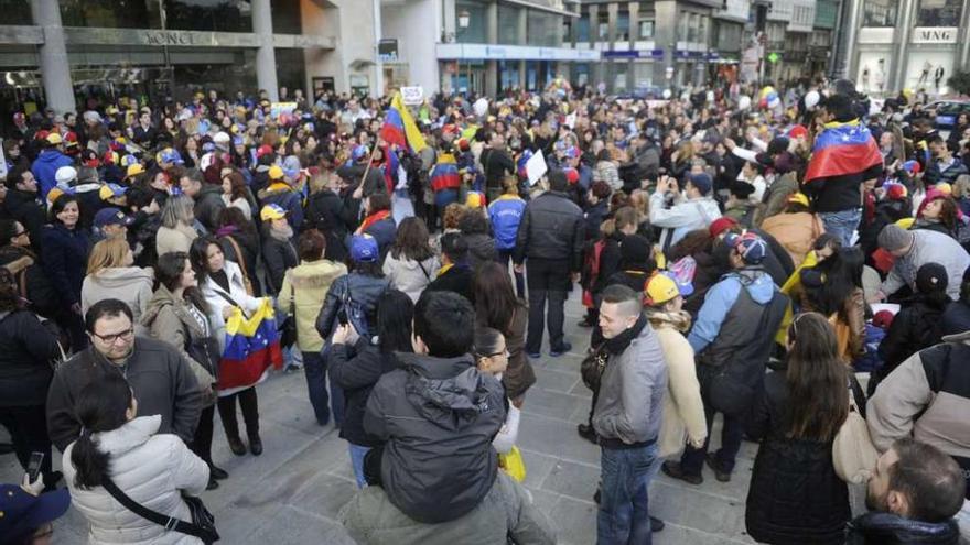 Centenares de venezolanos, durante una concentración en el Obelisco.