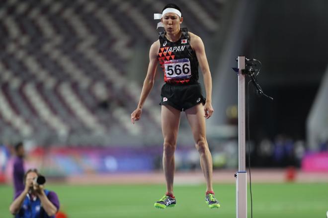 Takashi Eto de Japón se prepara para competir en salto de altura masculino durante el cuarto día del 23º Campeonato Asiático de Atletismo en el Estadio Internacional Khalifa en la capital de Qatar, Doha.