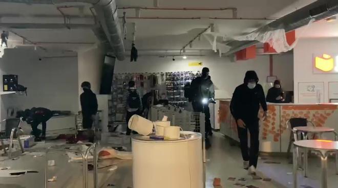 Violentos disturbios en Barcelona por una protesta juvenil inspirada en las movilizaciones europeas dejan un centenar de detenidos
