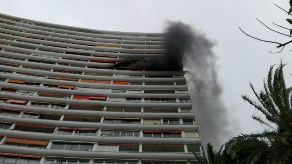 Diez rescatados y tres bomberos heridos en el incendio en una casa de La Chicharra