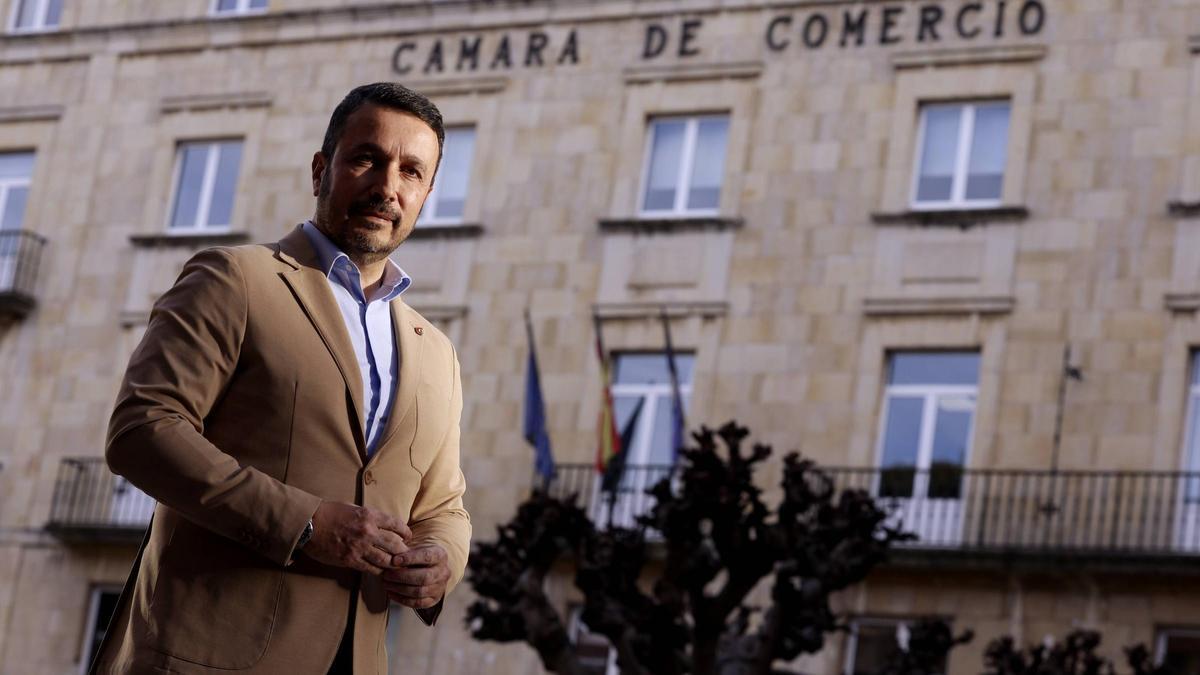 Daniel González, ante la sede de la Cámara de Comercio, en la avilesina plaza de Camposagrado.