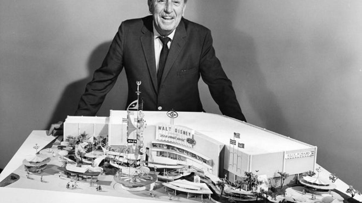 Walt Disney y la maqueta del pabellón en la Feria Mundial de Nueva York de 1964