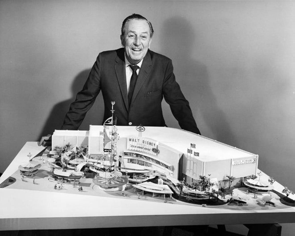 Walt Disney y la maqueta del pabellón en la Feria Mundial de Nueva York de 1964