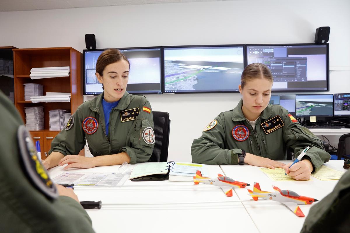 La capitana Elena Gutiérrez Vidal, junto a Leonor en la Academia General del Aire de San Javier.