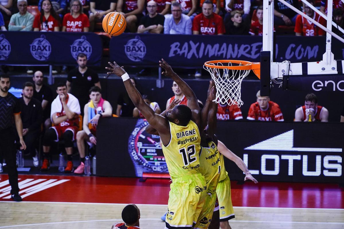 Diagne salta en busca de un rebote defensivo bajo el aro del Hiopos Lleida