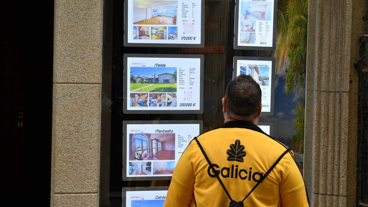 Una persona mira anuncios de vivienda en una inmobiliaria de A Coruña