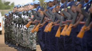 MAL97 GAO (MALI), 29/05/2014.- Soldados de la ONU procedentes de Holanda, Bangladesh, China, Senegal y el Chad participan en una ceremonia con motivo de la celebración del Día Internacional de los cascos azules en Gao, Mali, hoy, jueves 29 de mayo de 2014. 