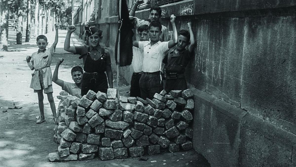 Barricada infantil detrás de la Universidad de Barcelona, en agosto de 1936.