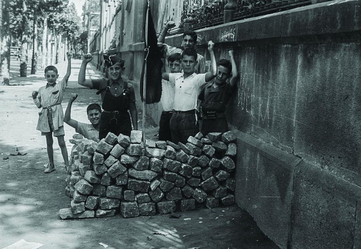 Barricada infantil detrás de la Universidad de Barcelona, en agosto de 1936. Barricada infantil detrás de la Universidad de Barcelona, en agosto de 1936.