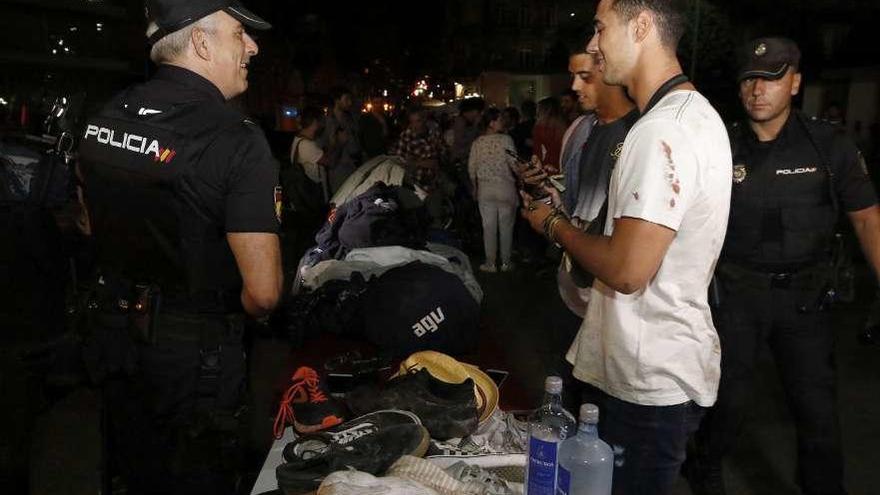 La Policía recogió ropa, móviles y demás pertenencias extraviadas por los afectados. // Alba Villar