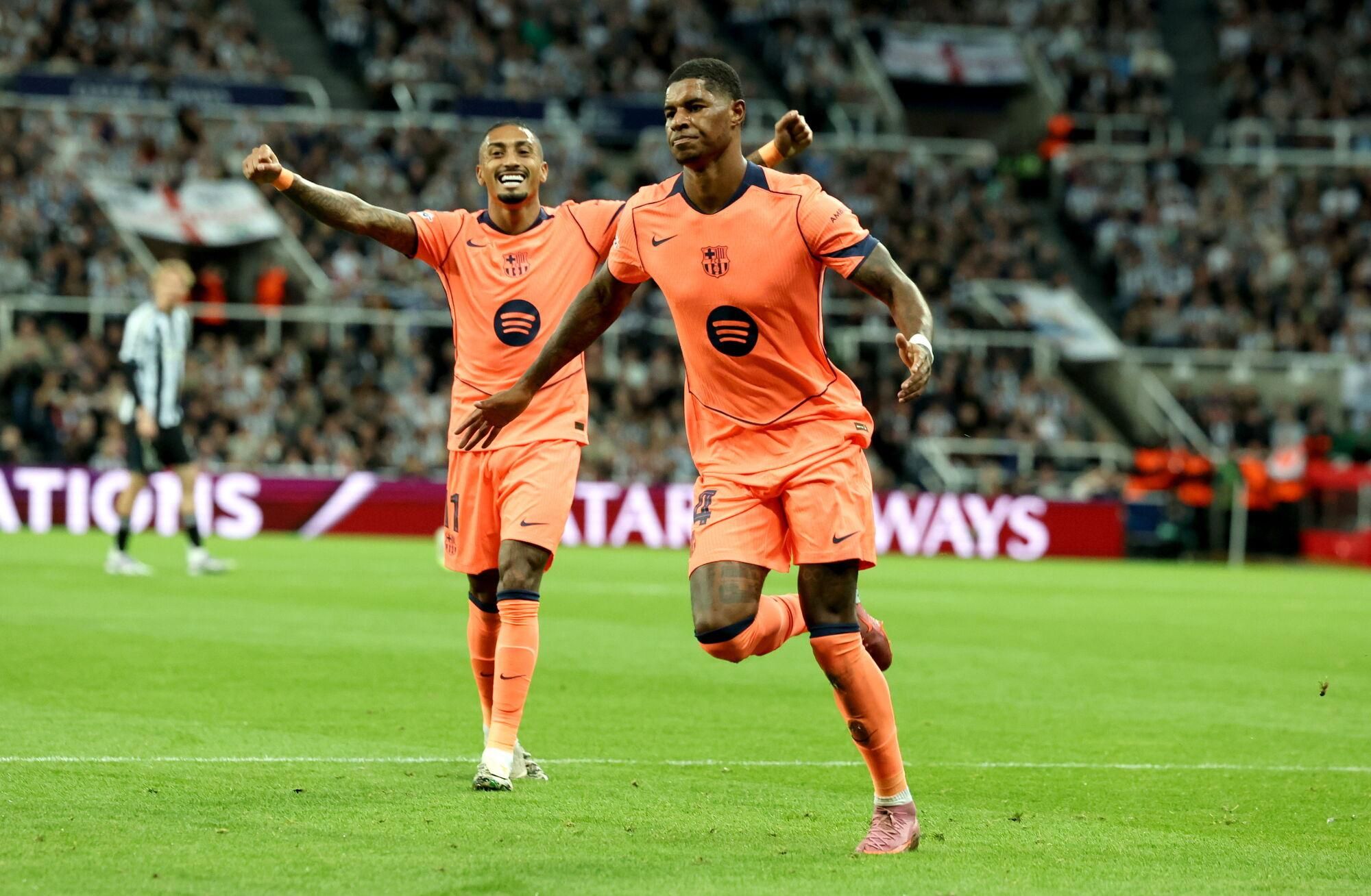 NEWCASTLE (United Kingdom), 18/09/2025.- Marcus Rashford (R) of Barcelona celebrates after scoring his second goal during the UEFA Champions League league phase match between Newcastle United and Barcelona in Newcastle, Britain, 18 September 2025. (Liga de Campeones, Reino Unido) EFE/EPA/ALEX DODD