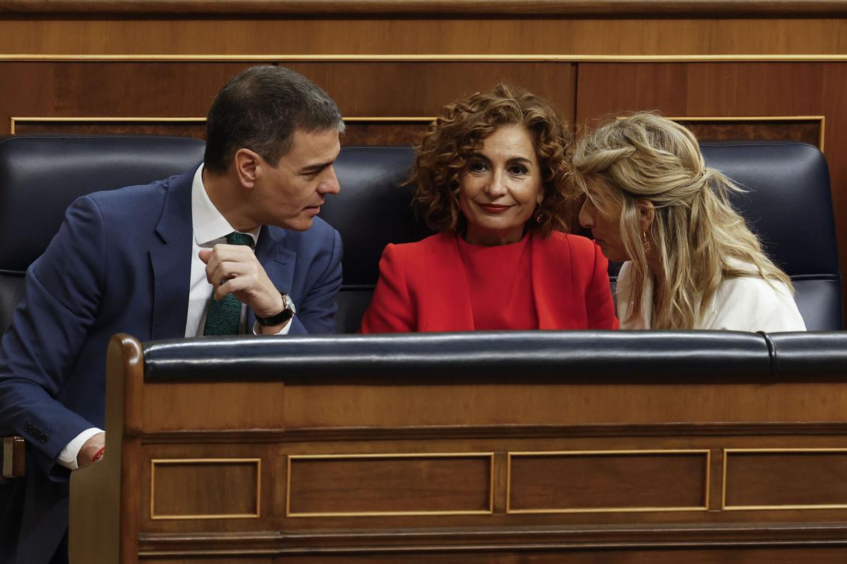 El presidente del Gobierno, Pedro Sánchez, conversa con las ministras María Jesús Montero y Yolanda Díaz.