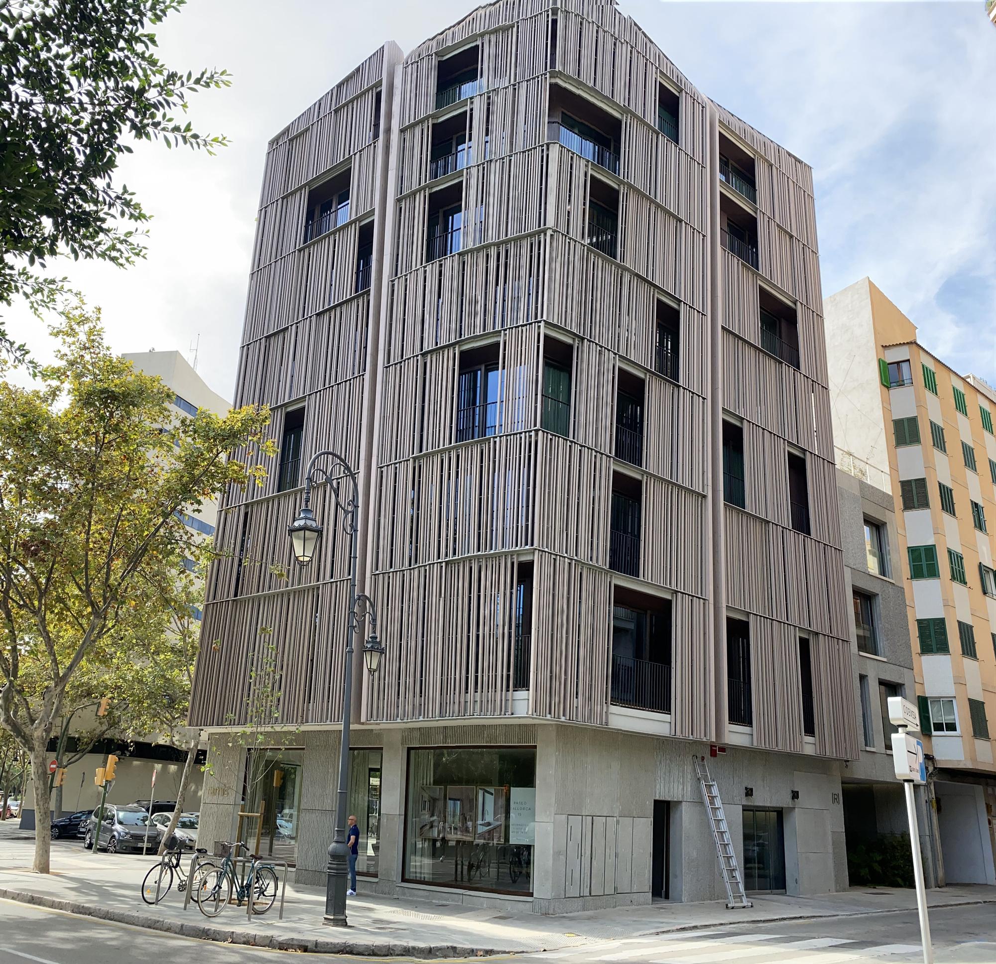 Las fotos del nuevo edificio del Paseo Mallorca de Palma con piel de madera y diseñado por el estudio Ohlab