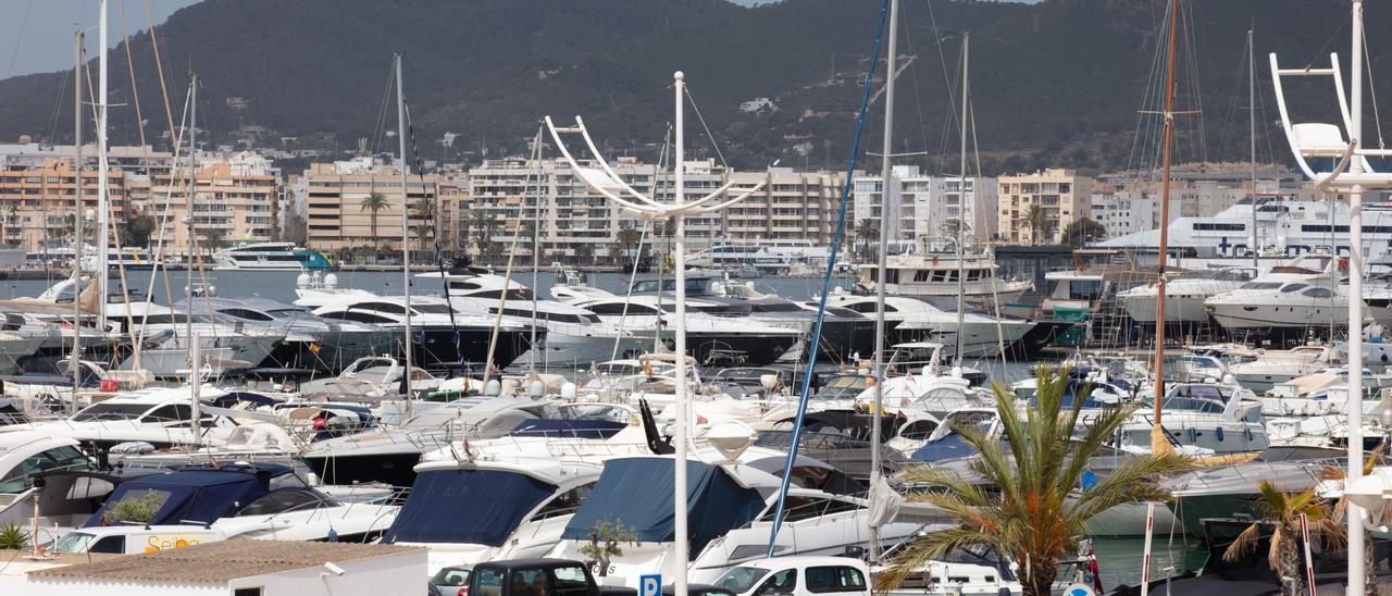 Yates amarrados en el puerto deportivo Botafoc Ibiza, en una imagen de archivo.