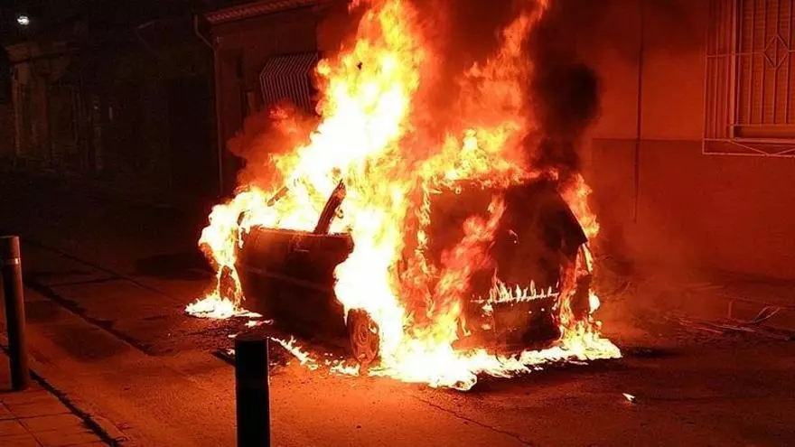 Un aparatoso incendio de un vehículo en Javalí Viejo afecta a dos edificios
